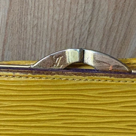 Auth Louis Vuitton Epi kiss-lock long wallet Clutch - Picture 2 of 15